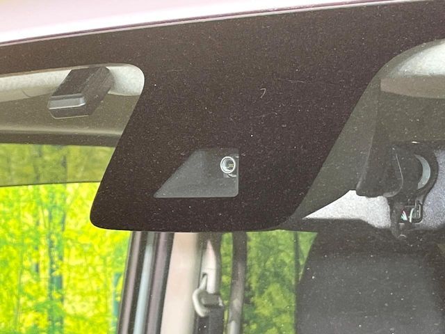 【エマージェンシーブレーキ】走行中に前方の車両等を認識し、衝突しそうな時は警報とブレーキで衝突回避と被害軽減をアシスト。より安全にドライブをお楽しみいただけます。