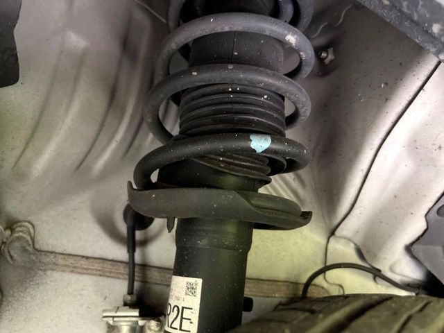 お車を安心してお乗りいただく為には、足回りの定期点検が欠かせません。サービスサポート（有償保証）では無料点検もご提供しており、安心のカーライフをお過ごしいただけるサポート体制が整っています。