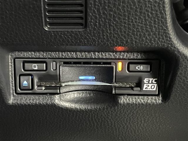【ETC】有料道路を利用する際に料金所で停止することなく通過できる、ETC車載器（ノンストップ自動料金収受システム機器）が装備されています。セットアップを行うことで利用可能になります。