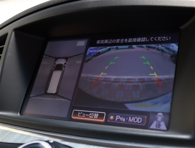 お車選びをお楽しみ頂けるよう、在庫車の展示スペースを十分に確保しております。