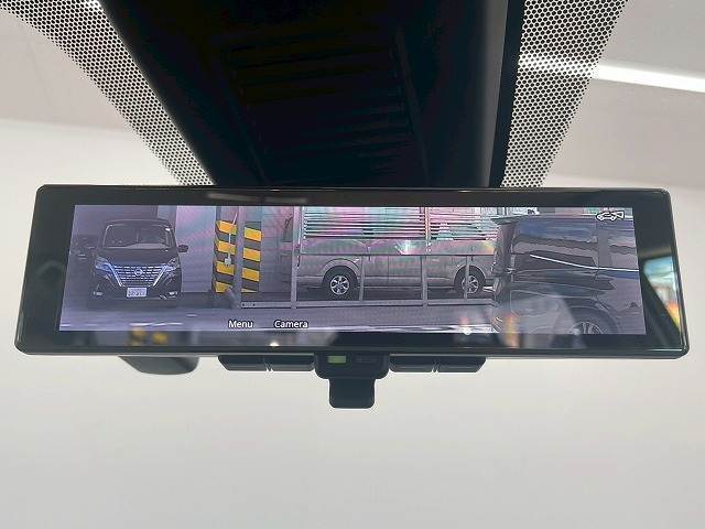 【スマート・ルームミラー】を搭載しております。ミラーにより後方確認ができますので、駐車の際などに役立ちます。
