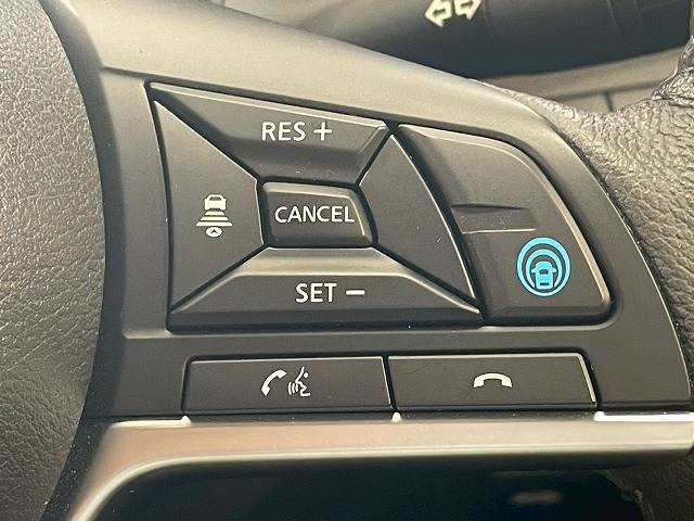 【プロパイロット】運転支援システムが搭載されております。全車速域追従式クルーズコントロールやレーンキープで長距離運転をアシスト。
