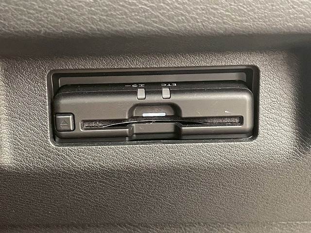 【ETC車載器】を装備しておりますので、ご納車直後からの遠距離ドライブも可能です。土日の利用料金の割引や、朝夕の通行料金を割引料金で高速道路をお楽しみいただけます。