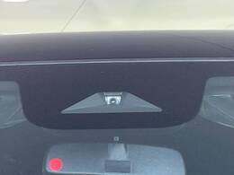 【ホンダセンシング】走行中に前方の車両等を認識し、衝突しそうな時は警報とブレーキで衝突回避と被害軽減をアシスト。より安全にドライブをお楽しみいただけます。