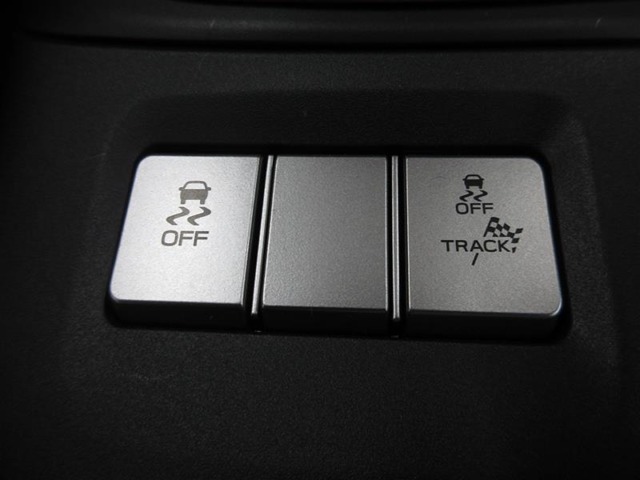 トラクションコントロールオフボタンとTRACKモード切替スイッチです。