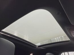 ●サンルーフ：開放感たっぷりの希少装備、サンルーフが装着されています！車内に明かりを取り入れたり景色を楽しむ以外にも、車内の空気も簡単に換気できて快適です！
