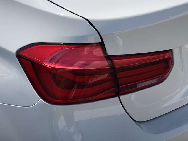 美しいデザインのテールレンズ