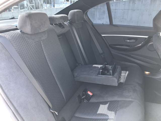 後席も使用感はさほど感じず、運転席・助手席同様に清潔感があります。後席シートもしっかりと作り込まれていますので、座り心地も悪くありません。是非、実車にてご確認下さい。