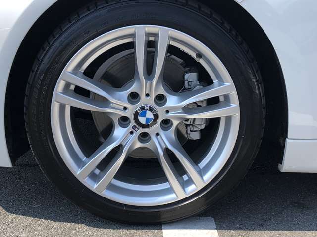 BMW純正18インチホイール。洗練されたデザインで、足元の個性を引き立てます。