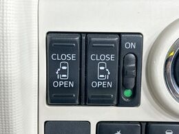 【両側パワースライドドア】スマートキーや運転席のスイッチで後席両側スライドドアの開閉が可能♪電動だから力を入れてドアを開ける必要が無く、小さなお子様でも簡単に開け閉めでき快適です♪