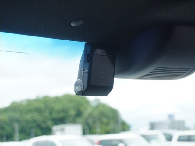 ◆ドライブレコーダー◆映像・音声などを記録する自動車用の装置です。　もしもの事故の際の記録はもちろん、旅行の際の思い出としてドライブの映像を楽しむことができます。