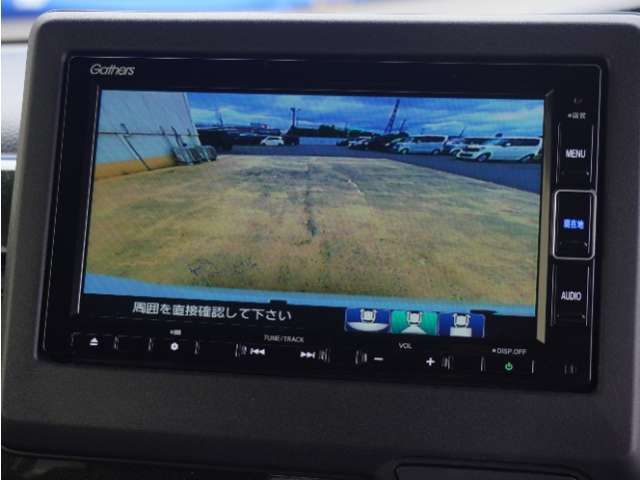 リバース連動リアカメラ付で車庫入れも安心。雨の日や夜間もストレスなく運転していただけます。