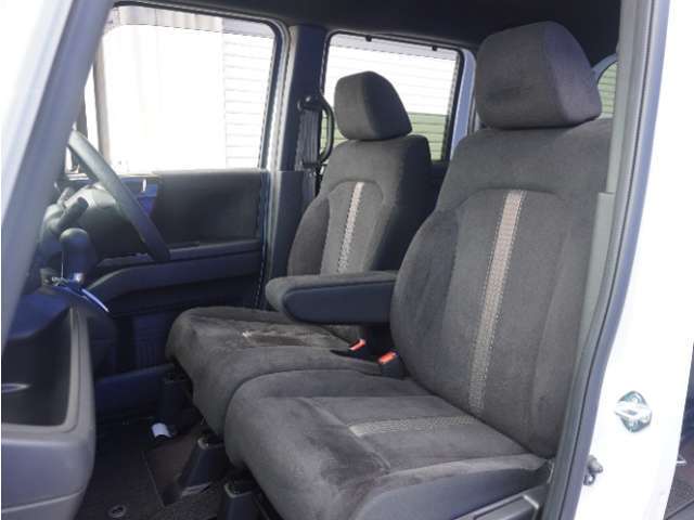 長時間の運転でも疲れにくいよう、膝元にゆとりを持たせた設計のフロントシート。