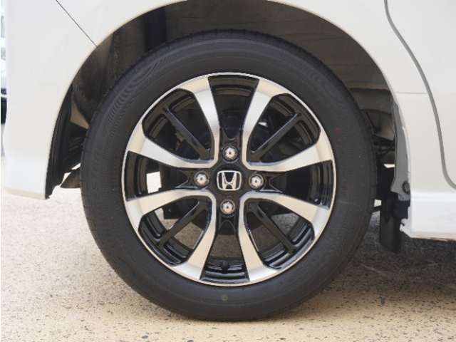 アルミホイール装着車です！これで足元まわりもおしゃれにきまります！