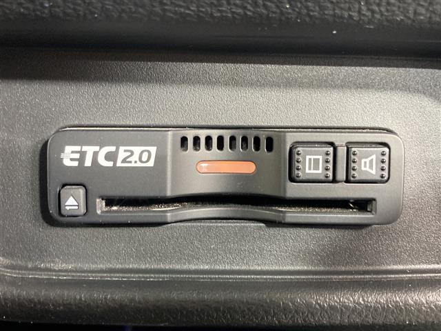【ETC】有料道路を利用する際に料金所で停止することなく通過できる、ETC車載器（ノンストップ自動料金収受システム機器）が装備されています。セットアップを行うことで利用可能になります。