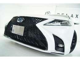 黒と白でコーディネートされたモノトーンなカムリハイブリッドが完成！安心してセンスが手に入る一台に仕上げております！