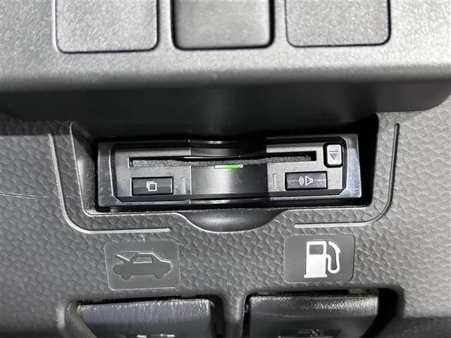 【ETC】有料道路を利用する際に料金所で停止することなく通過できる、ETC車載器（ノンストップ自動料金収受システム機器）が装備されています。セットアップを行うことで利用可能になります。