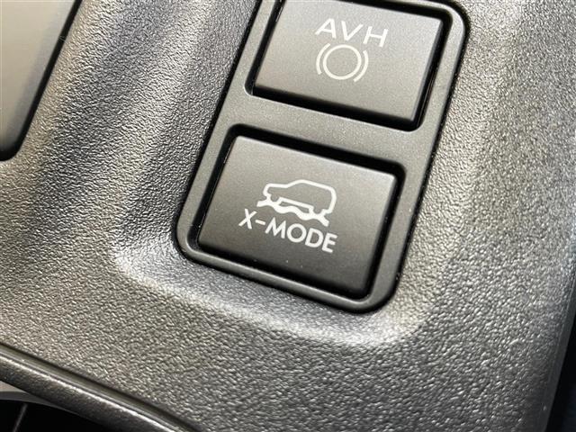 【X-MODE】4輪の駆動力やブレーキなどを適切にコントロールすることで、悪路からのスムーズな脱出を実現するX-MODE。簡単操作で、さまざまな道を安心して走ることができます！