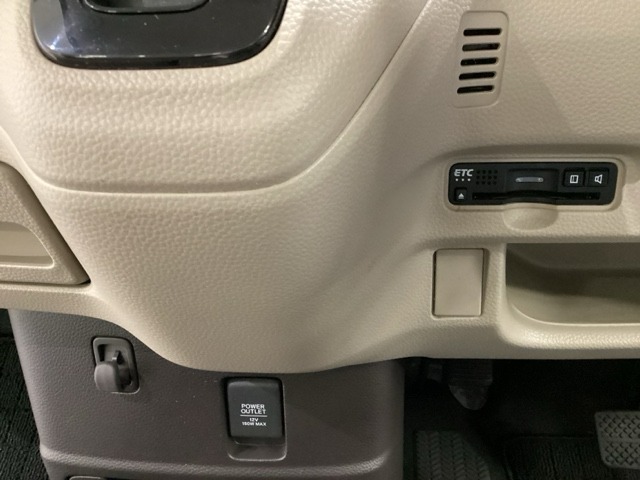 ハンドルの左下にETCがついています。高速道路の料金所の通過も楽々です。　カードの取り出しもしやすい場所についています。