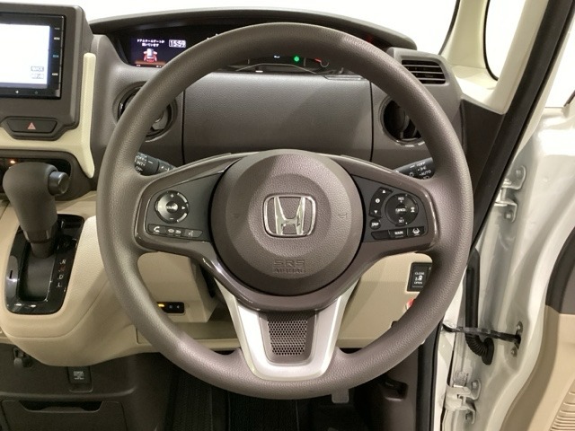 ハンドルにHondaセンシング系のクルーズコントロールやレーンキープアシストなどのスイッチと、オーディオの操作スイッチが装備されています。ハンドルから手を離さず安全に操作できます。