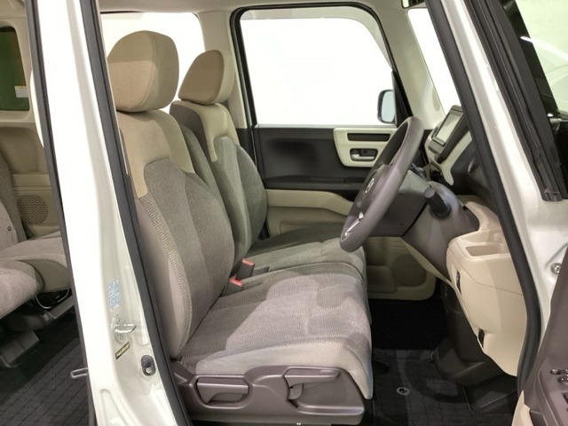 女性でも運転がしやすいように、シートの高さ調整機能（シートリフター）がついています。運転席と助手席の間が空いている為、助手席側への移動がスムーズです。交通量の多い道でも助手席側から乗り降りができます。