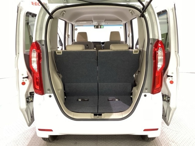 開口部も広く荷物の積み下ろしもしやすいお車となっております。シートの背もたれは5：5の割合で背もたれを可倒でき、前後のシートスライドもできるので荷室をひろげることができます。