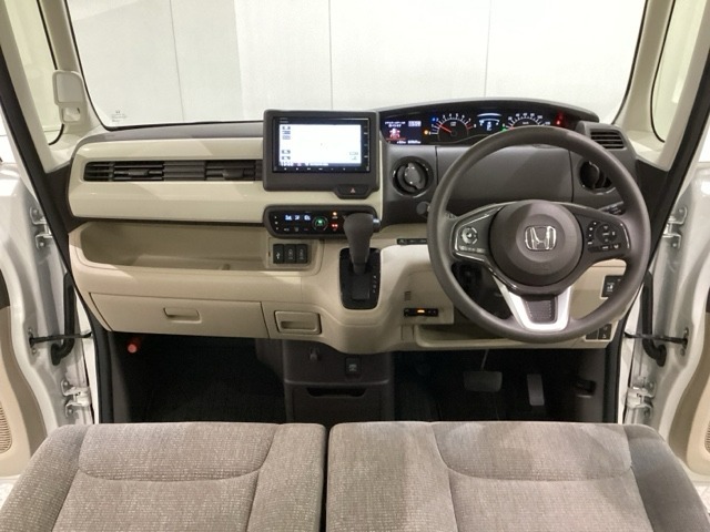 車内は光触媒抗菌消臭施工済です。インパネ周りはスタイリッシュなデザインで機能や装備も充実しています。グローブボックスやカップホルダーのほかにトレーなどたくさんの収納スペースが付いています。