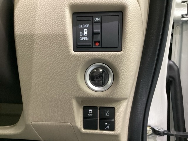 左側電動スライドドアは運転席から操作ができるよう、操作スイッチが付いています。Hondaセンシング用のVSA解除とレーンキープアシストシステムなどのメインスイッチも装備しています。