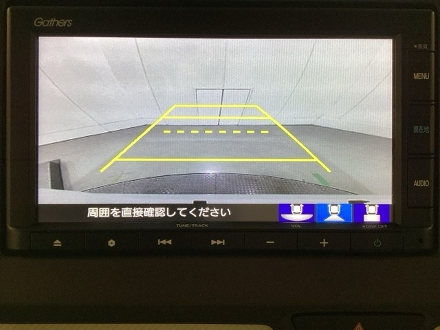 バックでの車庫入れも安心です！　リアカメラが付いているバックモニター付のナビを装備しております。操作線もついており距離感も画面から確認できます。