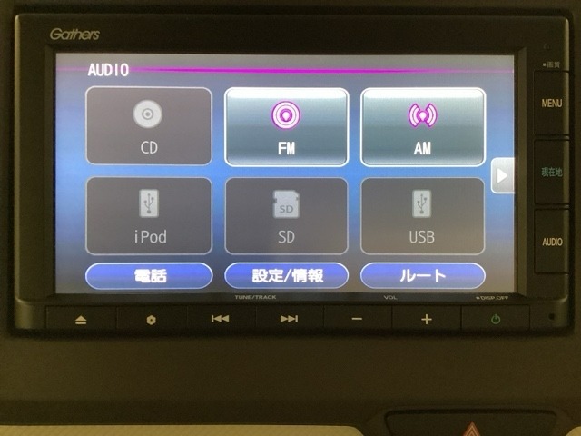 ナビゲーションはインターナビ対応のGathers純正メモリーナビを搭載しています。Bluetoothオーディオ機能がありますので、スマートフォンなどの音楽も再生できます。