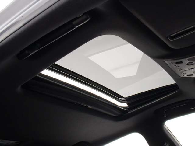 人気装備のサンルーフが付いています！上下チルトに前後スライド機能が付いていますので、様々なドライブシーンで活躍してくれます！！開放感ある車内空間は気持ちがいいですよ！是非体感してみて下さい！