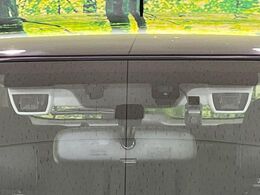 【アイサイトVer2】前方の車両等を検知し、衝突しそうな時は警報で注意を促し、ブレーキを踏む力をサポート。ブレーキを踏めなかった場合は衝突被害軽減ブレーキが作動、衝突回避をサポートします。