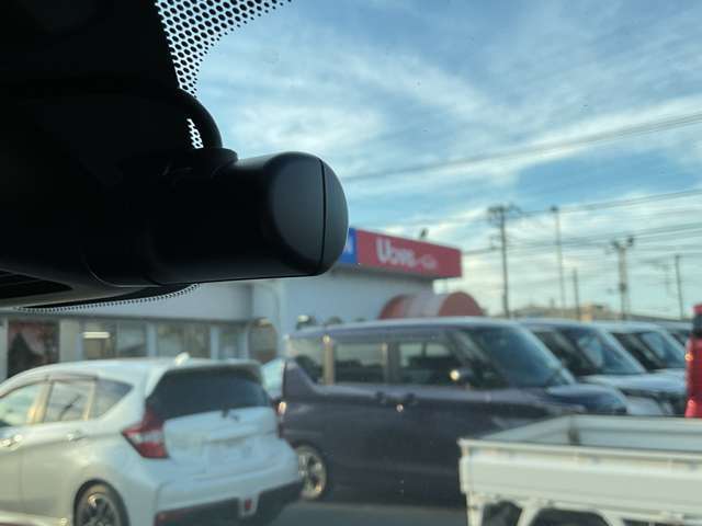 日産純正ドライブレコーダーです。前方向けとルームミラーから車室内後方を撮影します。
