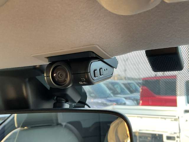 日産純正ドライブレコーダーです。前方向けとルームミラーから車室内後方を撮影します。