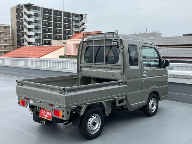右斜め後ろからの特徴的なフォルム。豊富なロープフックにより、積荷に合わせて多彩なロープがけができます。