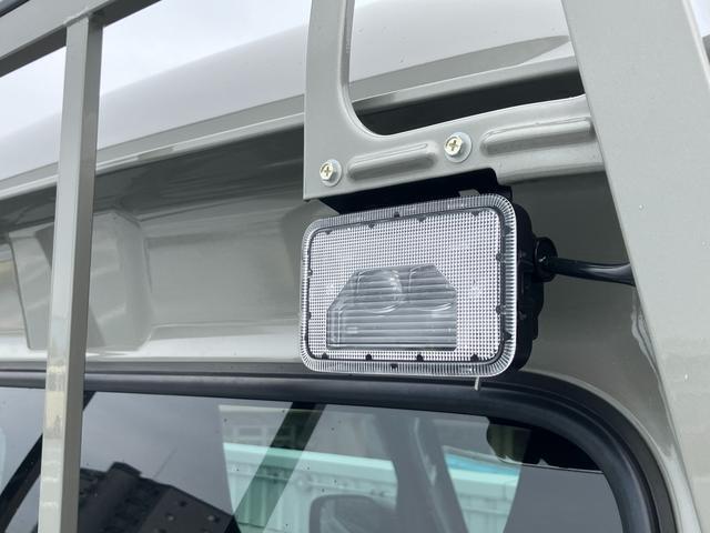 荷台を明るく照らして、夜間の作業をサポートする【LED荷台作業灯】。