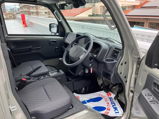 ゆとりをもって運転できる広くて快適な室内。広々ドアの開閉部で乗り降りもラクラク！さらに消毒済みなので安心ですよ！