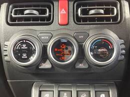 【オートエアコン】一度お好みの温度に設定すれば、車内の温度を検知し風量や温度を自動で調整。暑い…寒い…と何度もスイッチ操作をする必要はありません。快適な車内空間には必須の機能ですね♪
