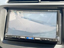 【バックカメラ】駐車時に後方がリアルタイム映像で確認できます。大型商業施設や立体駐車場での駐車時や、夜間のバック時に大活躍！運転スキルに関わらず、今や必須となった装備のひとつです！