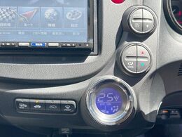【オートエアコン】一度お好みの温度に設定すれば、車内の温度を検知し風量や温度を自動で調整。暑い…寒い…と何度もスイッチ操作をする必要はありません。快適な車内空間には必須の機能ですね♪