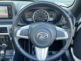 【ステアリング】軽い力で扱いやすいハンドルです。目立つ傷やスレなどなく綺麗な状態です！除菌プランいれていただくとさらに快適に！清潔なお車はお子様にも安心ですね！