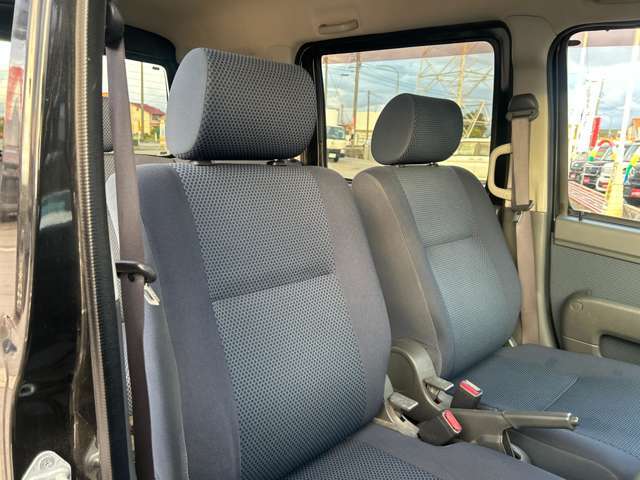 シートも大きな汚れやダメージはございません。納車前には室内クリーニングを施工し、綺麗な状態で納車します。