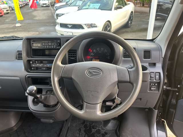 中古車にありがちな目立つステアリングのスレ、シミ等ございません。ご安心ください。