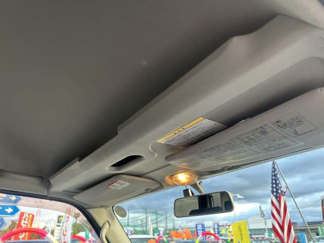 便利な収納スペースです。納車前には室内クリーニングを施工し、綺麗な状態で納車します。