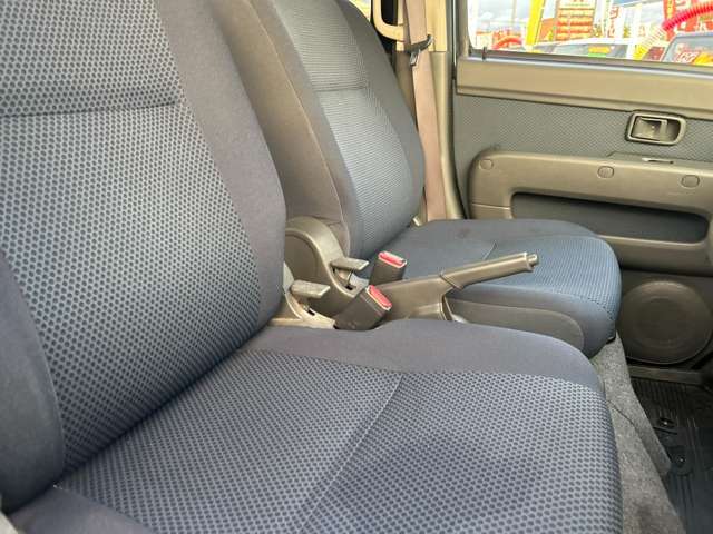 シートも大きな汚れやダメージはございません。納車前には室内クリーニングを施工し、綺麗な状態で納車します。