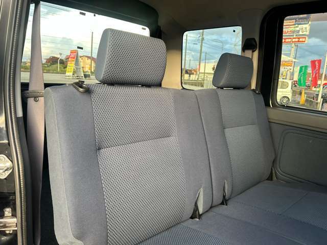 シートも大きな汚れやダメージはございません。納車前には室内クリーニングを施工し、綺麗な状態で納車します。