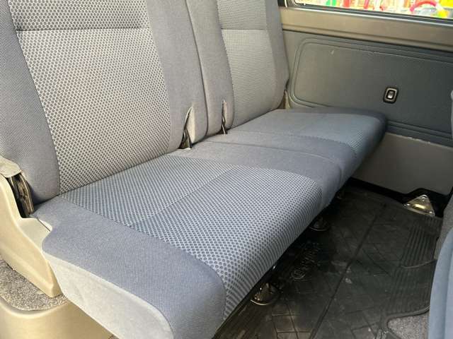 シートも大きな汚れやダメージはございません。納車前には室内クリーニングを施工し、綺麗な状態で納車します。