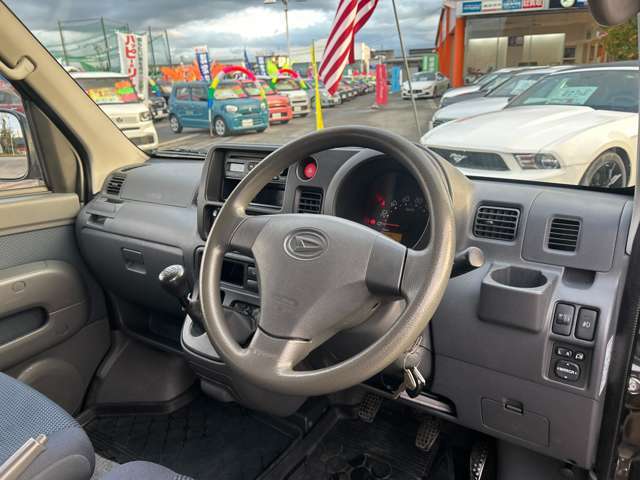 コックピットです。長時間のドライブでも安心な、座り心地の良いシートです。納車前には室内クリーニングを施工し、綺麗な状態で納車します。