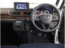 スタイリッシュなデザインのインパネ。各操作スイッチは使いやすい位置に配置されてます。