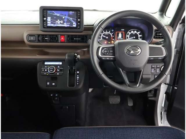 スタイリッシュなデザインのインパネ。各操作スイッチは使いやすい位置に配置されてます。